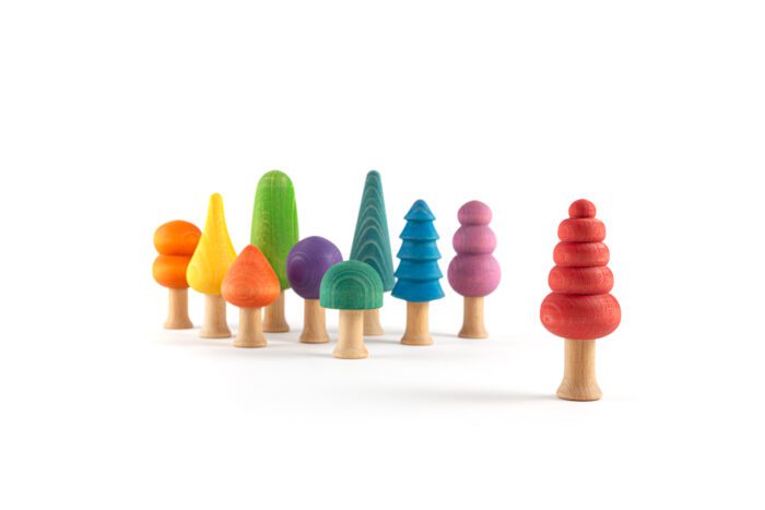 juguetes de madera, juego desestructurado, colores arcoiris, piezas sueltas, bosque de madera, árboles de madera, árboles de juguete
