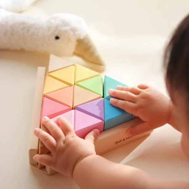 🔼 Cuando alguien está jugando pensamos: bueno.... está jugando. Pero en realidad es bastante más complejo... 🤔

🔼 Todos los sentidos se concentran en la misma tarea, nos ubicamos en el espacio, tenemos ideas, probamos opciones, a veces fallamos y a veces lo conseguimos, y todo a la vez que se despiertan emociones de todos los tipos... ✨

🔼 Pero sólo es un juego 😉 

🔸 Prismas triangulares patel

📸 By @boon.2u 

#ocamora #elpoderdeljuego #thepowerofplay #woodentoys #artesanía #hechoenandalucia #handmade #pintadera #woodenblocks