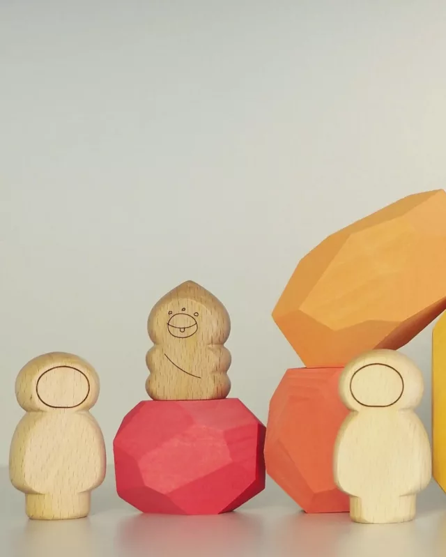 Always trying to find the balance 👥 Let's play together 🌈

🔸12 teniques arcoiris 
🔸Aliens y astronautas que aparcaron sus naves y quedaron para jugar juntos 😁

#ocamora #woodentoys #handmade #letsplay #teniques #alien #astronaut #playingtogether #balancerock #balance