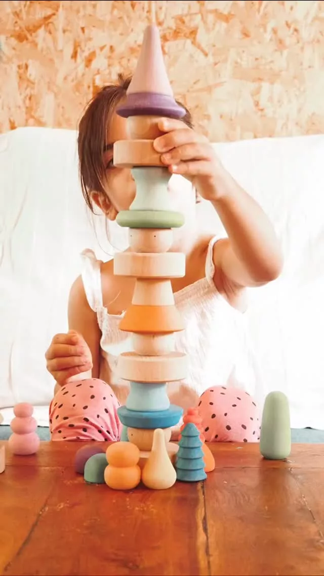 Qué hacer cuando tienes 5 añitos y piezas de madera al alcance?🗼Las torres nunca faltan... 👏🏻 Cuando la observo me sigo preguntando cómo las apila tan rápido sin que se caigan.... Es algo que me ha impresionado siempre 🤔 Como cuando empiezan a llevar vasos de agua de un sitio a otro y el vaso llega intacto pero es inexplicable 😂 Sabéis a lo que me refiero verdad? 😜

🔸Sombreras
🔸Bonsáis arcoiris 

#ocamora #juegodesestructurado #openendedtoys #openendedplay #hats #hechoamano #woodentoys #handmade #madewithlove #torre #apilables #stackingtoys